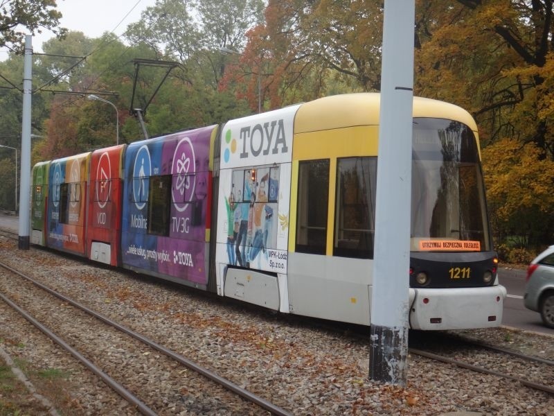 Wypadek na św. Teresy. Chevrolet uderzył w tramwaj [zdjęcia]