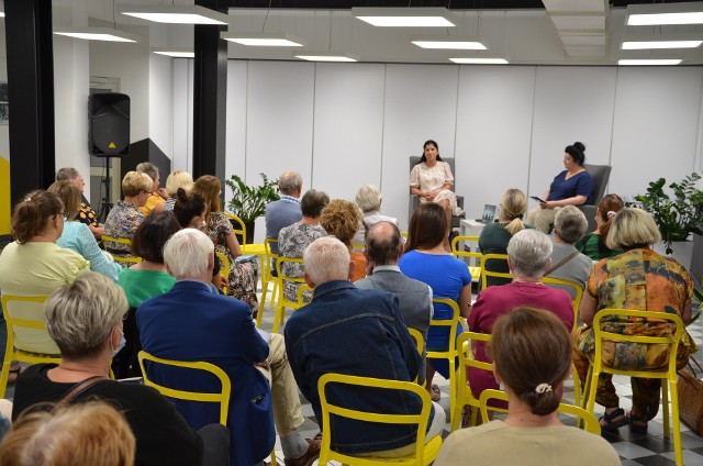 Edyta Świętek odwiedziła Bibliotekę Publiczną w Niepołomicach. Spotkanie z pisarką odbyło się w Laboratorium Aktywności Społecznej