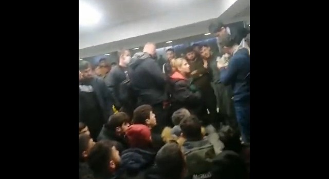 Tłum migrantów na lotnisku w Mińsku