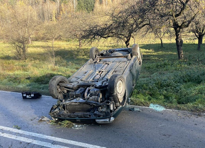 Samochód osobowy dachował na drodze w Skrzydlnej. Kierująca wyszła cało z opresji