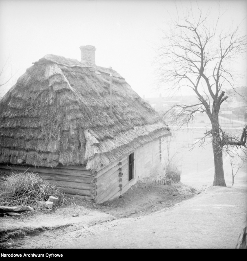 Drewniana chata kryta strzechą. Zdjęcie wykonano między 1953...