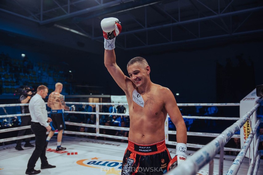 Rafał Dudek mógł świętować wygraną na zawodowym ringu, w...