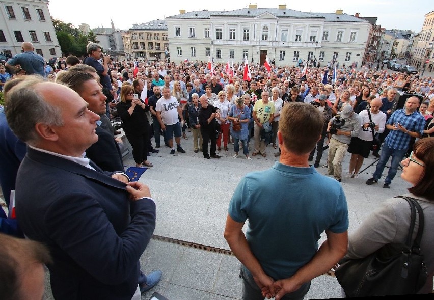 Wielka manifestacja w centrum Kielc „Wolne Sądy” z tysiącami uczestników  