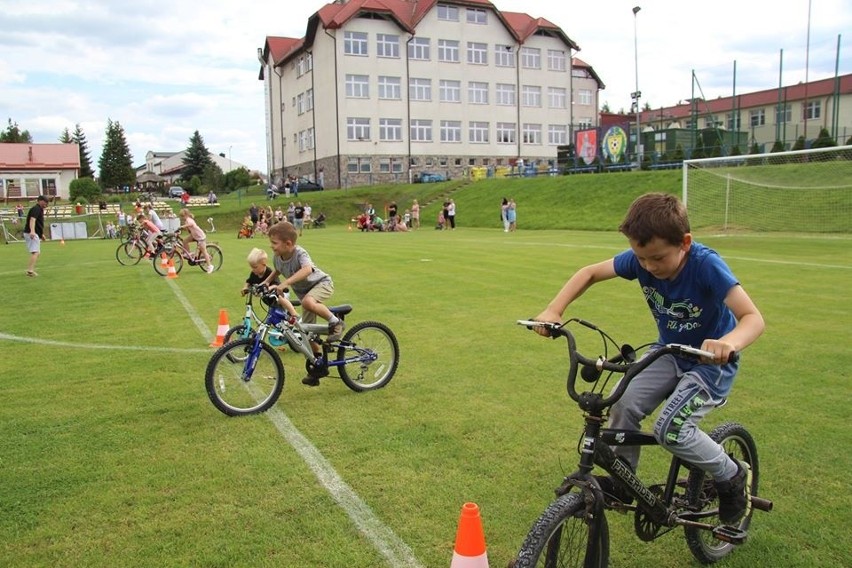 Na boisku przy szkole w Tuchomiu odbyły się wakacyjne zawody...