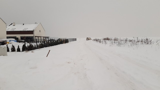 Mieszkańcy ulicy Mireckiej już nie muszą uciekać w błoto przed samochodem. Teraz mogą wskoczyć w mięciutką, puchową, śnieżną zaspę. Gorzej z wózkiem dziecięcym. Ale czego się nie robi dla ratowania życia dziecka. Wcześniej zmorą były krzywe płyty, z których droga jest ułożona. Teraz śnieg.