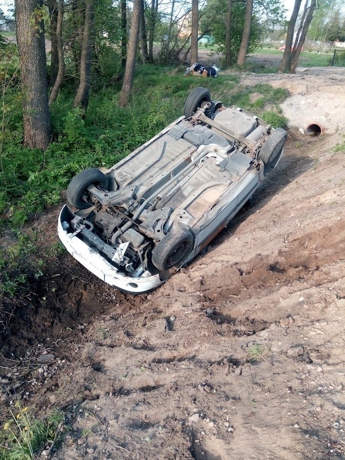  Rudka. Wypadek osobówki. Citroen dachował w rowie