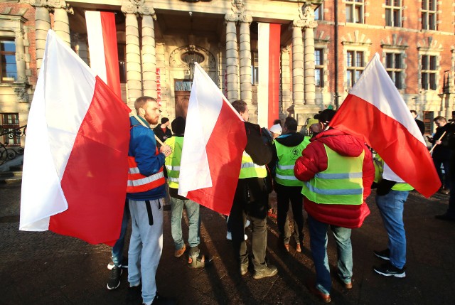 Protest rolników przed Urzędem Wojewódzkim w Szczecinie