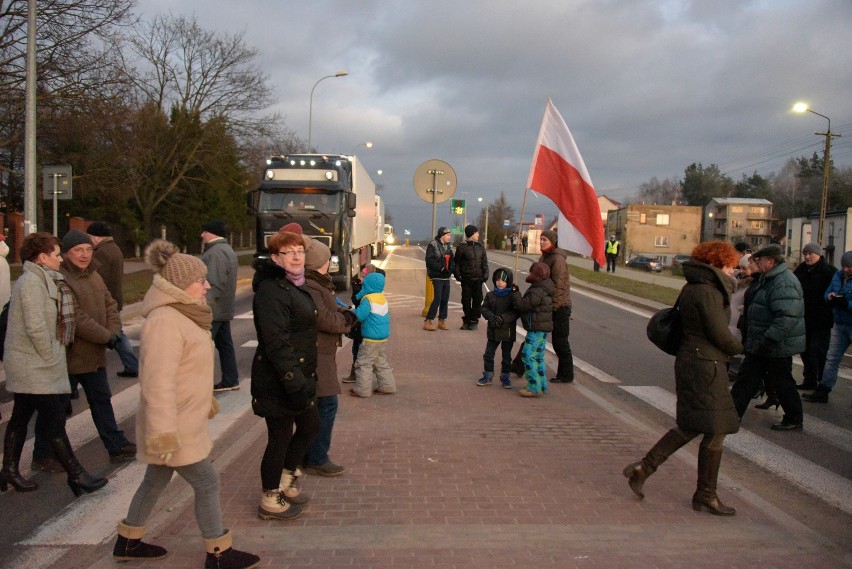 Mieszkańcy Grabówki protestują na rondzie po tym, jak...
