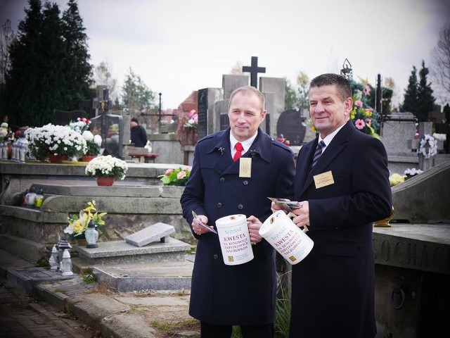 Wśród dotychczas kwestujących na szydłowieckim cmentarzu byli m.in. starosta powiatu Włodzimierz Górlicki (z prawej) i burmistrz Artur Ludew.