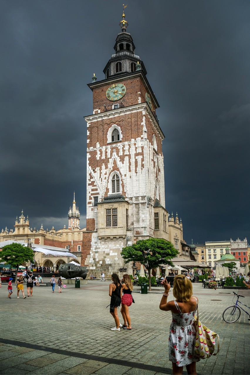 Kraków przed burzą, zobacz jak wyglądał w piątek Rynek przed nawałnicą [GALERIA]