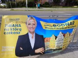 Swastyki, wyzwiska i cięcie plakatów wyborczych kandydatów Polski 2050. Kto za tym stoi? 