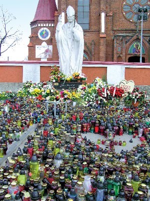 Pod pomnikiem Jana Pawła II w Myszyńcu paliło się wiele zniczów
