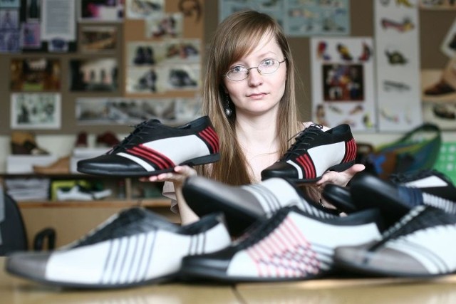 - Moje buty cechuje asymetria &#8211; mówi Justyna Gielniowska studentka Wzornictwa, Uniwersytetu Technologiczno - Humanistycznego w Radomiu, wyróżniona na poznańskich targach.