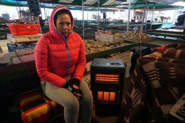 Katarzyna Laskowska jako jedna z nielicznych kupców sprzedawała wczoraj świeże warzywa i owoce na Rynku Jeżyckim. Aby przetrwać mróz, dogrzewała stragan piecykiem gazowym