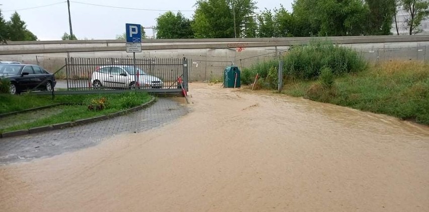 Kraków. "Tramwaj wodny" do Górki Narodowej. Rzeka błota zalała osiedle. Mieszkańcy: to przez beton [ZDJĘCIA]