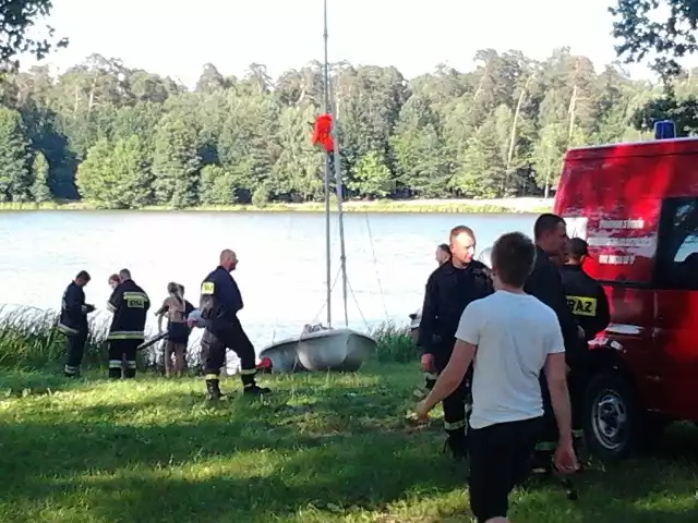 Łódź wywróciła się na zalewie w Siczkach. Cztery osoby wpadły do wody, strażacy pomogli im wydostać się na brzeg.