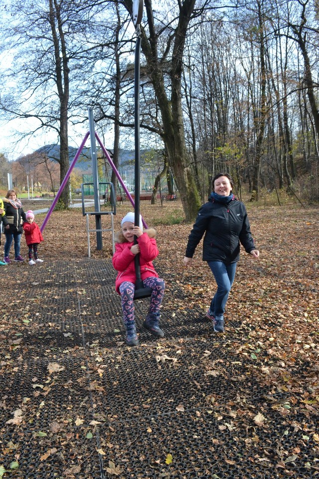 Pani Anna z córką Antosią na Bulwarach Straceńskich