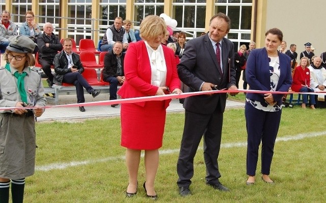 W Bejscach otwarto uroczyście nowe boisko przy Szkole Podstawowej. Wstęgę ciął także wójt gminy Józef Zuwała.