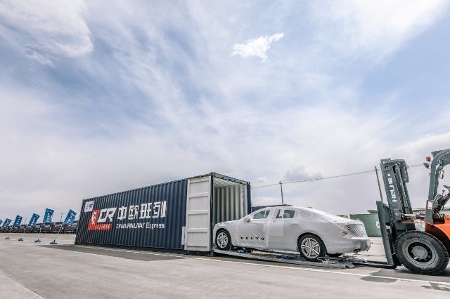 Volvo Cars jest pierwszym producentem samochodów na świecie, który eksportuje samochody produkowane w Chinach do Europy pociągami, dzięki nowej chińskiej inicjatywie handlowej „One Belt, One Road” („Jeden pas, jedna droga”).Fot. Volvo