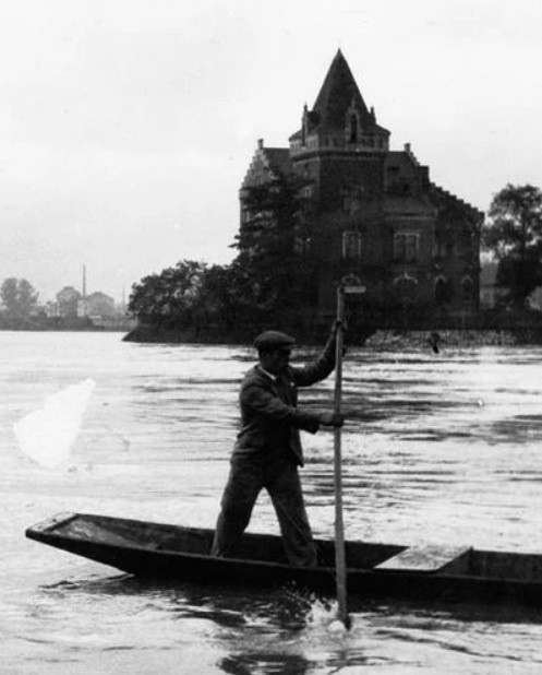 Dwie powodzie, jakie nawiedziły Kraków, w 1903 i 1925 roku,...