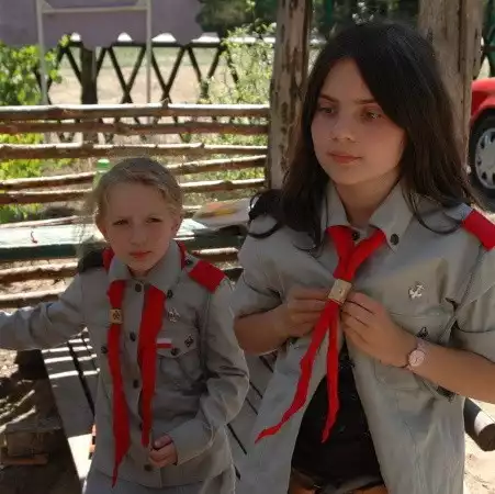 Zuzia Załęska (z prawej) właśnie odbywa wartę przy wjeździe do obozu. Towarzystwa dotrzymuje jej Kaja Kowalska, która niedawno została pasowana z zucha na harcerkę.