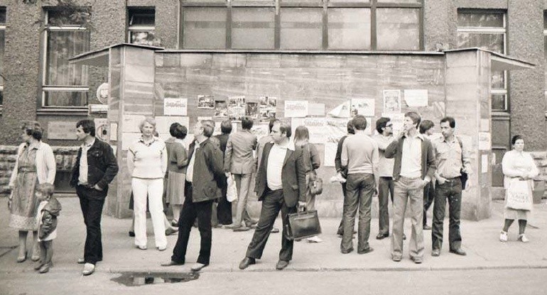 Rok 1980, ścienna gazetka przed siedzibą związków...