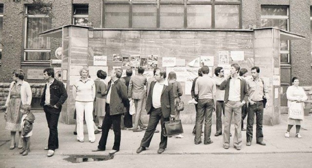 Rok 1980, ścienna gazetka przed siedzibą związków zawodowych. Tu pisano prawdę