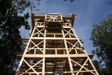 Wieża widokowa stanęła na szczycie Cergowej. Można z niej podziwiać panoramę Beskidu Niskiego. Od soboty obiek będzie dostępny dla turystów