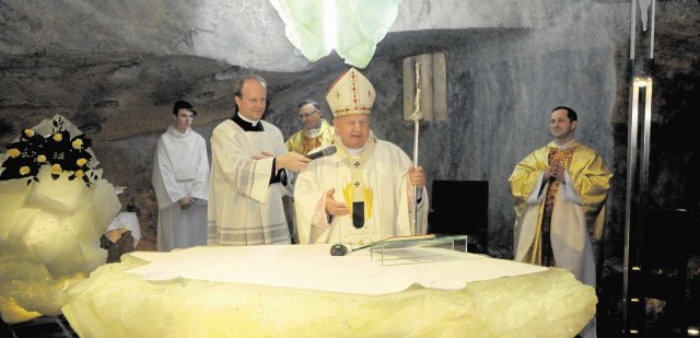 Podziemne sacrum pw. św. Jana Pawła II poświęcił kardynał Stanisław Dziwisz