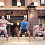 Novak Djoković trenuje sumo, tenisista starł się z wielkimi Japończykami (WIDEO)