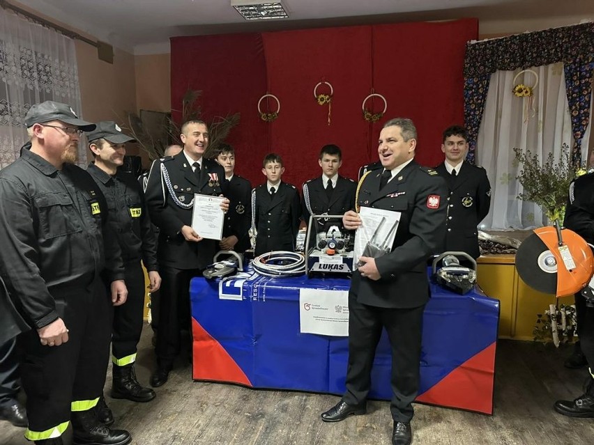 Przekazanie nowego sprzętu dla strażaków z Dzierążni.