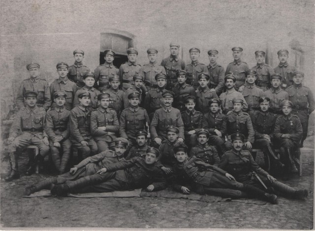 Zdziesiątkowany Legion Śląski na czele z Hieronimem Przepilińskim w 1916 r. w Warszawie