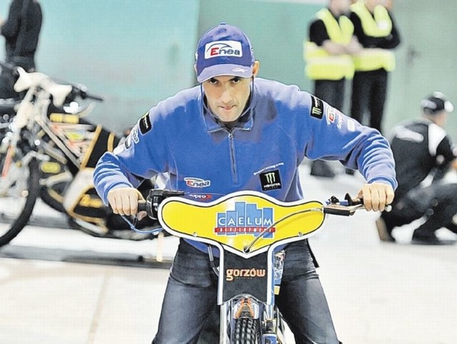 Tomasz Gollob ma 40 lat. Najwybitniejszy polski żużlowiec. Multimedalista w zawodach krajowych wszystkich szczebli, indywidualny mistrz świata 2010 (w sumie siedem medali), czołowy zawodnik reprezentacji, z którą obronił w mijającym sezonie miano najlepszej na świecie. Poza kadrą "Chudy&#8221; - jak mówią o nim koledzy - jest filarem Caelum Stali Gorzów i Hammarby Sztokholm. Rozwiedziony, ma córkę Wiktorię.