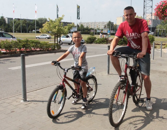 - W Radomiu znacznie poprawiła się infrastruktura dla rowerów, więc można pomyśleć o systemie wypożyczania miejskich jednośladów - mówi Daniel Kwiatkowski na zdjęciu z synem Jakubem.