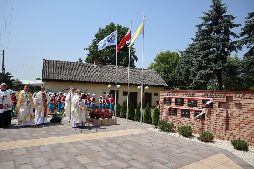 Skwer pamięci i pomnik ku czci Jana Pawła II w Kaszowie pod Białobrzegami