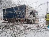 Lądowanie ciężarowego pojazdu w rowie. Tir nie mógł wyminąć się z innym autem na drodze pod Krakowem