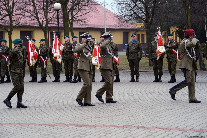 Na placu apelowym stanęły poczty sztandarowe Dowództwa 1...