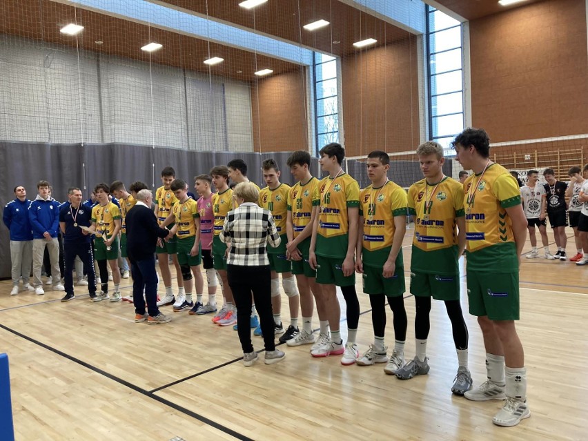 Siatkarze i siatkarki z X Liceum Ogólnokształcącego w Kielcach byli najlepsi na Igrzyskach Młodzieży Szkolnej. Wygrali wszystkie mecze