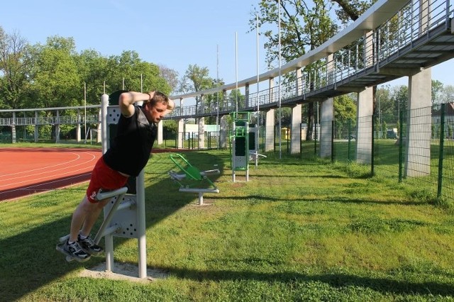 - Taka siłownia na stadionie to bardzo dobry pomysł - chwalił pan Zbigniew, który w środę na przemian biegał po bieżni i ćwiczył na urządzeniach.