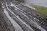 Droga do Liska tonie w błocie. Toną auta. A co gdy potrzebna będzie karetka pogotowia? 