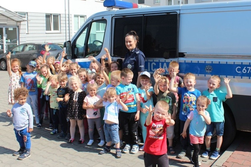 Dzieci z Jastrzębia w gminie Lipno odwiedziły lipnowskich policjantów