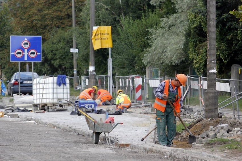 Wrocław: Remont Kochanowskiego. Zerwali już starą nawierzchnię (ZDJĘCIA)