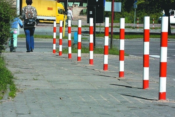 Załatwione: Na kierowców, którzy nie respektowali ustawionych znaków drogowych, znalazł się bardziej radykalny sposób. Na chodniku przed pizzerią stanęły metalowe słupki. - Tej przeszkody nie sforsują - cieszą się piesi.