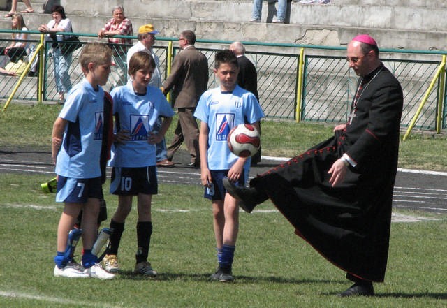 Swoje umiejętności piłkarskie zademonstrował młodzieży również ks. bp. Wojciech Polak (na zdjęciu).