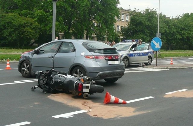 Kobieta nie dostosowała się do nakazu skrętu w prawo i uderzyła w prawidłowo jadącego motocyklistę