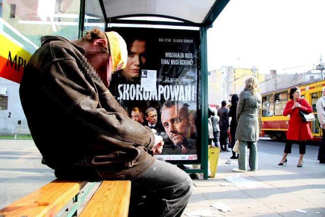 Nierzadki widok na przystankach w każdym polskim mieście...