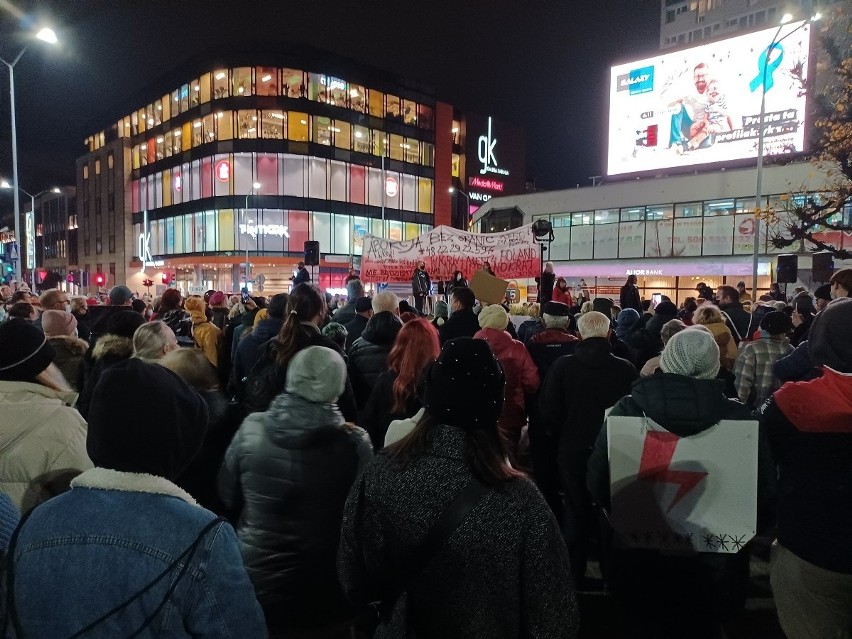 #AniJednejWięcej w Szczecinie. Tłumy mieszkańców na placu...