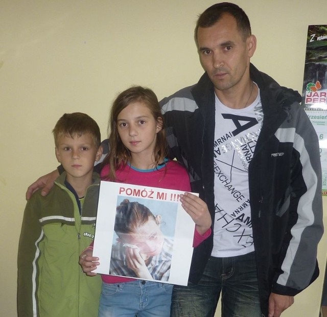 Grzegorz Banasik przyjechał do redakcji "Echa Dnia&#8221; razem z dwójką dzieci, Andżeliką i Patrykiem bardzo przeżywających chorobę mamy. Wszyscy liczą na ratunek.