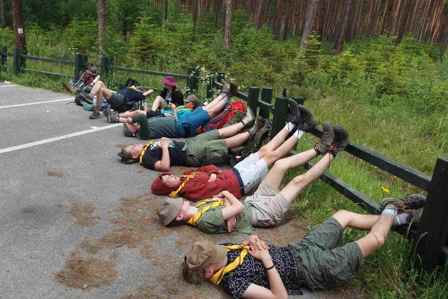 Odpoczynek na trasie rajdu, na śródleśnym parkingu lasów starachowickich