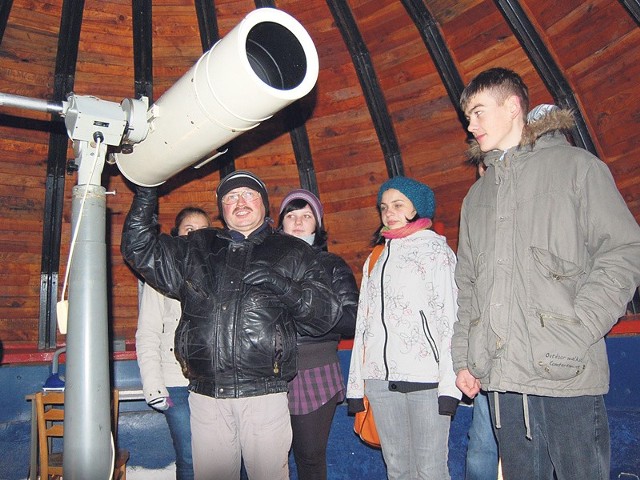 Niedawno członkowie koła astronomicznego działającego w szkole spotkali się, by obserwować Jowisza oraz jego księżyce.